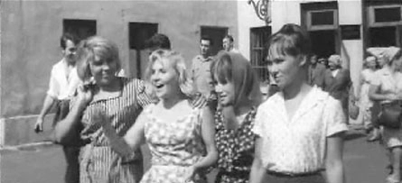 Нина Гуляева (вторая слева) в фильме «Твой современник», 1967 г.