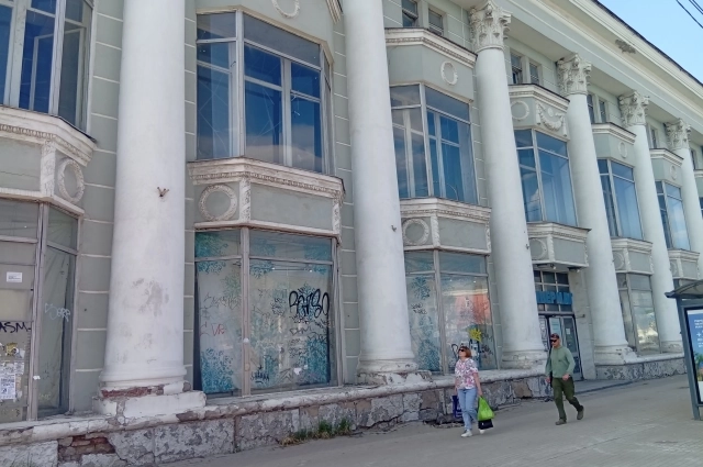 Экскурсоводы говорят, что очень стыдно перед гостями города, когда в самом центре такое представительное здание находится в плачевном состоянии.