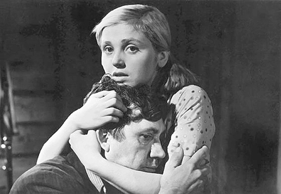 Инна Гулая и Юрий Никулин в фильме «Когда деревья были большими», 1961 г. 