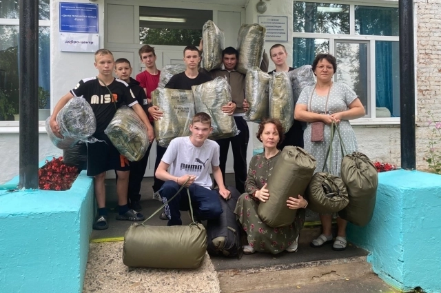 Готовые спальники и антидроновые сети готовят к отправке.