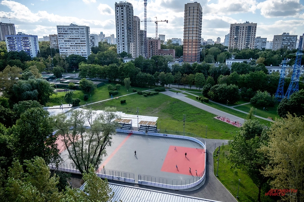 Спортивная площадка в районе Зюзино. Болотниковская улица, 33.