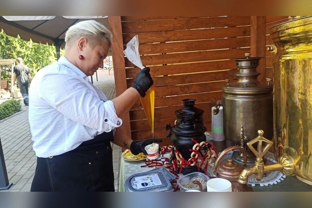 Сливочный пломбир для оренбургских купцов и дворян щедро поливали степным медом.