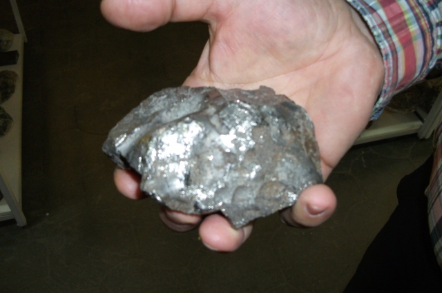 Так выглядит настоящий метеорит.