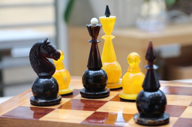 В России есть специализированных шахматные школы, в которых обучают этой игре с детства.
