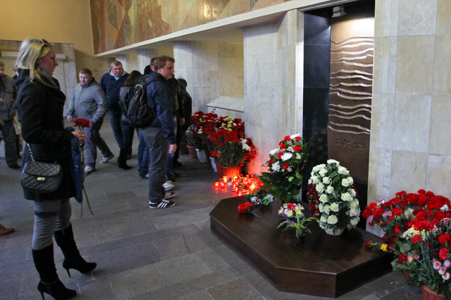 Мемориальный памятник «Река памяти» скульптора Константина Селиханова был открыт в память погибших от взрыва в метро 11 апреля 2011 г.