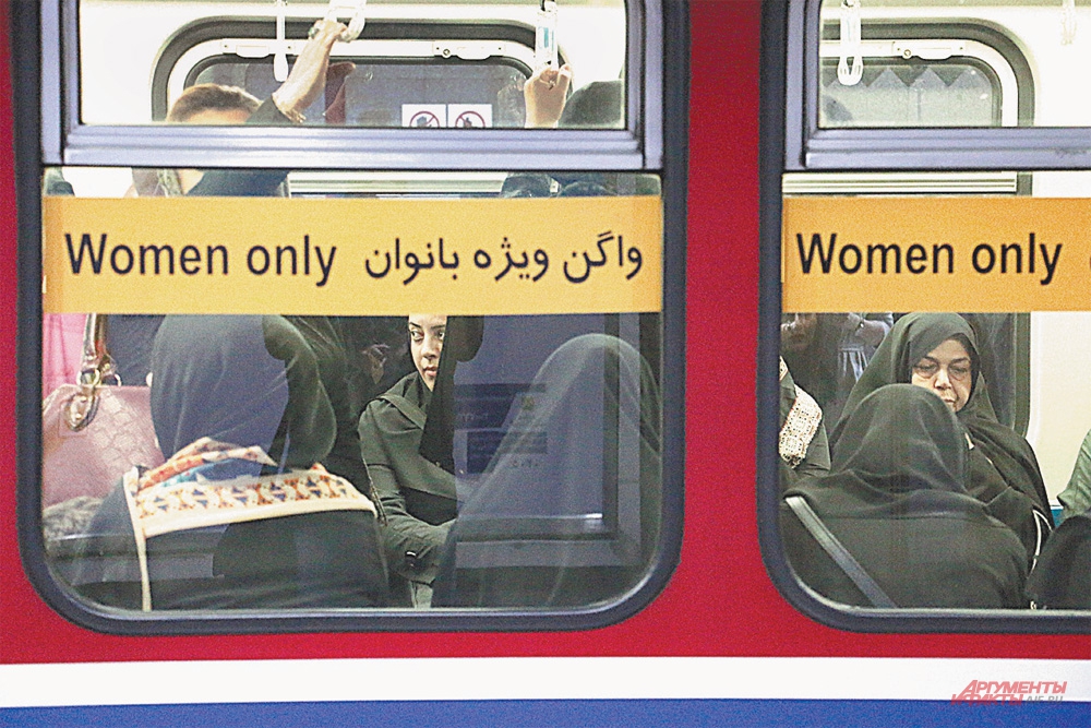 Исламские законы - женщины в метро ездят отдельно от мужчин.