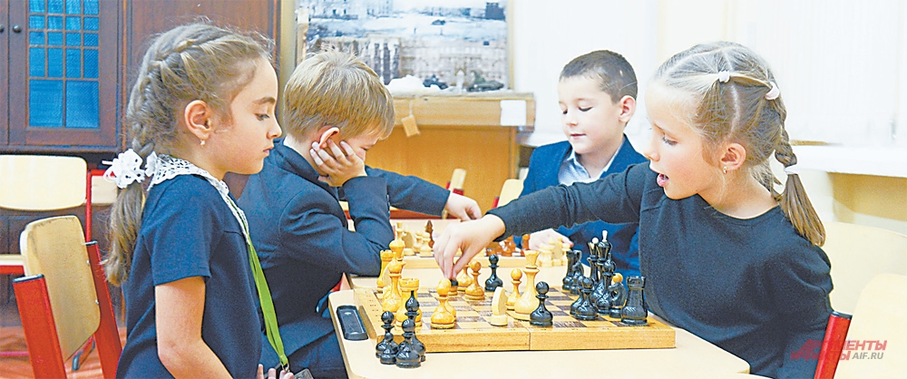 Занятия шахматами помогают развить логику.