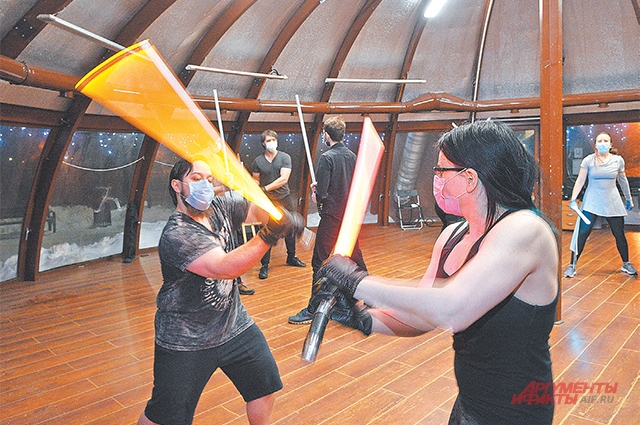 Световые мечи для тренировок посетители парка «Фили» приносят с собой.