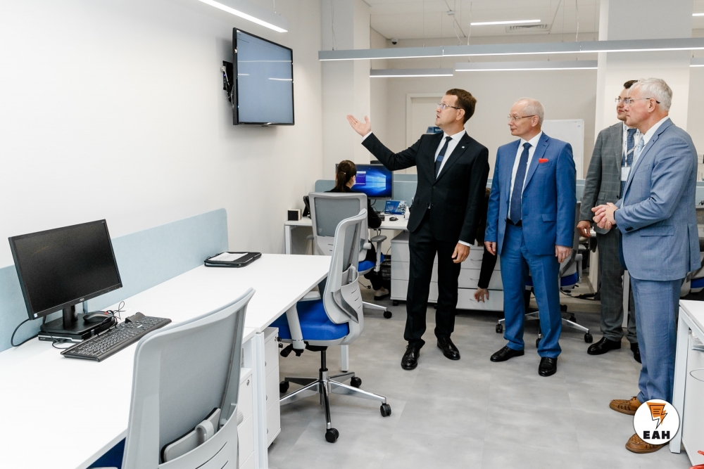 Алексей Долгов демонстрирует гостям возможности нового офиса.