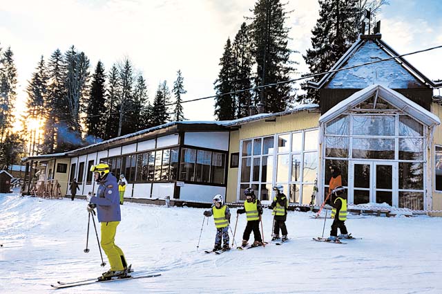лыжная база, дети на лыжах, горные лыжи