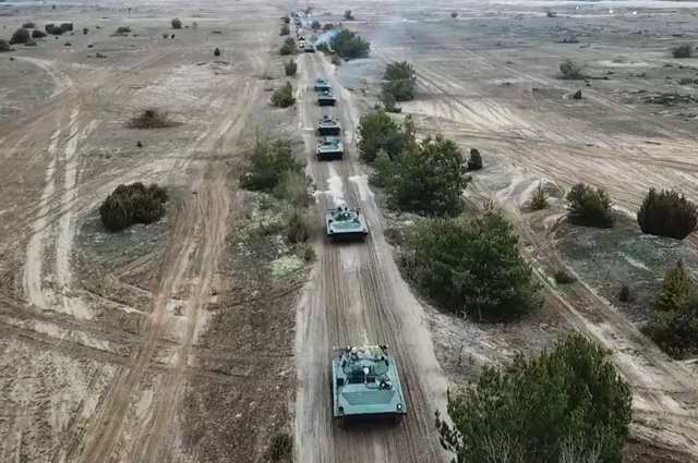 Боевые машины пехоты (БМП-2) во время совместных российско-белорусских учений «Союзная решимость».