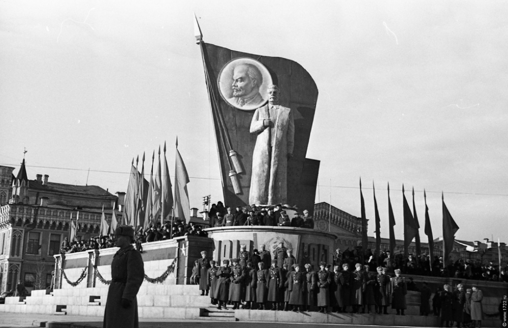 Памятник Сталину на площади 1905 года в Свердловске.