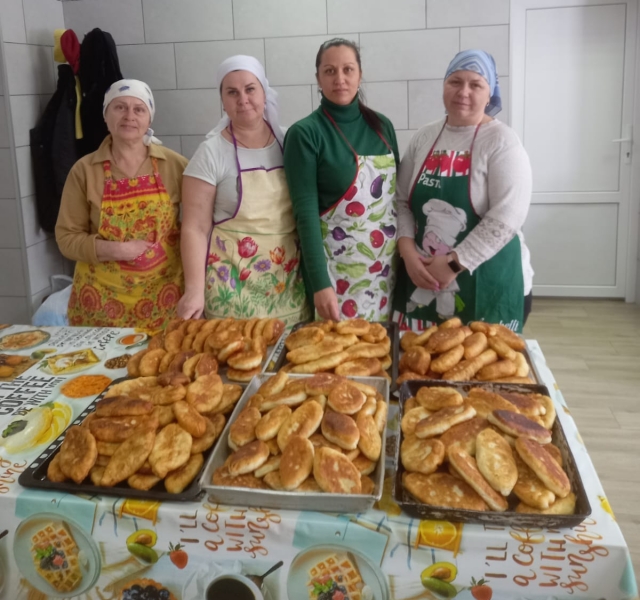 Жительницы Калача-на-Дону испекли для земляков пирожки.