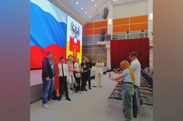 В ожидании Мизулиной дети сфотографировались с картонным образом Екатерины.