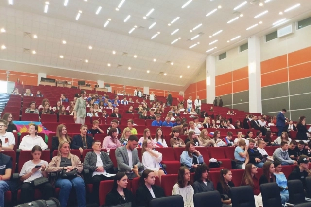 Зал был заполнен наполовину.
