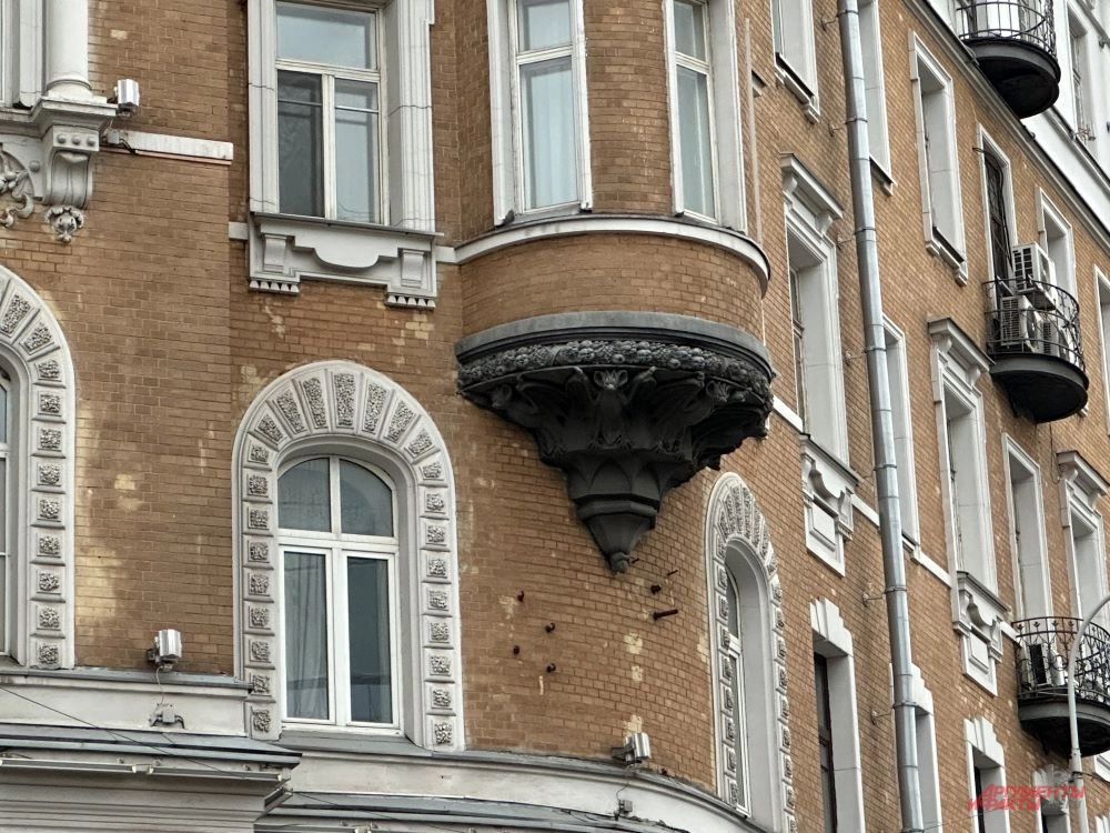 Фасад здания уникален, выполнен в стиле эклектика.