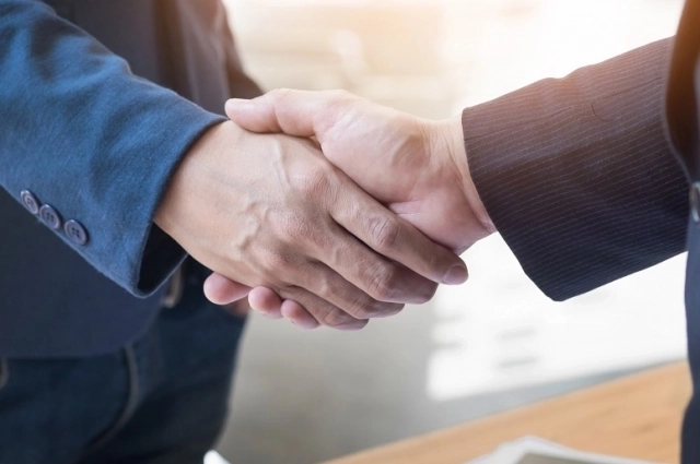 Для рукопожатий тоже есть правила. 