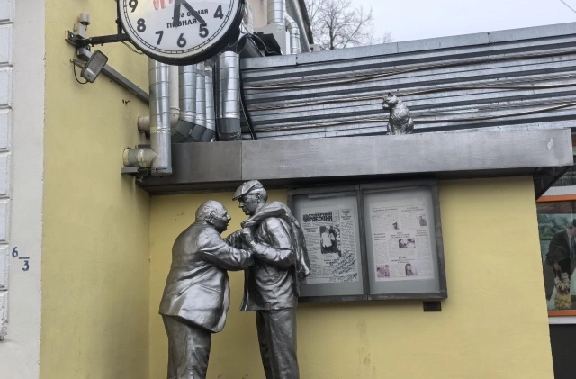 Рядом со статуей есть и кафе.