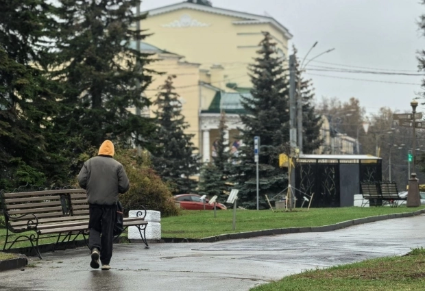 У театра и сейчас ездят автобусы, и похожие - желтые.