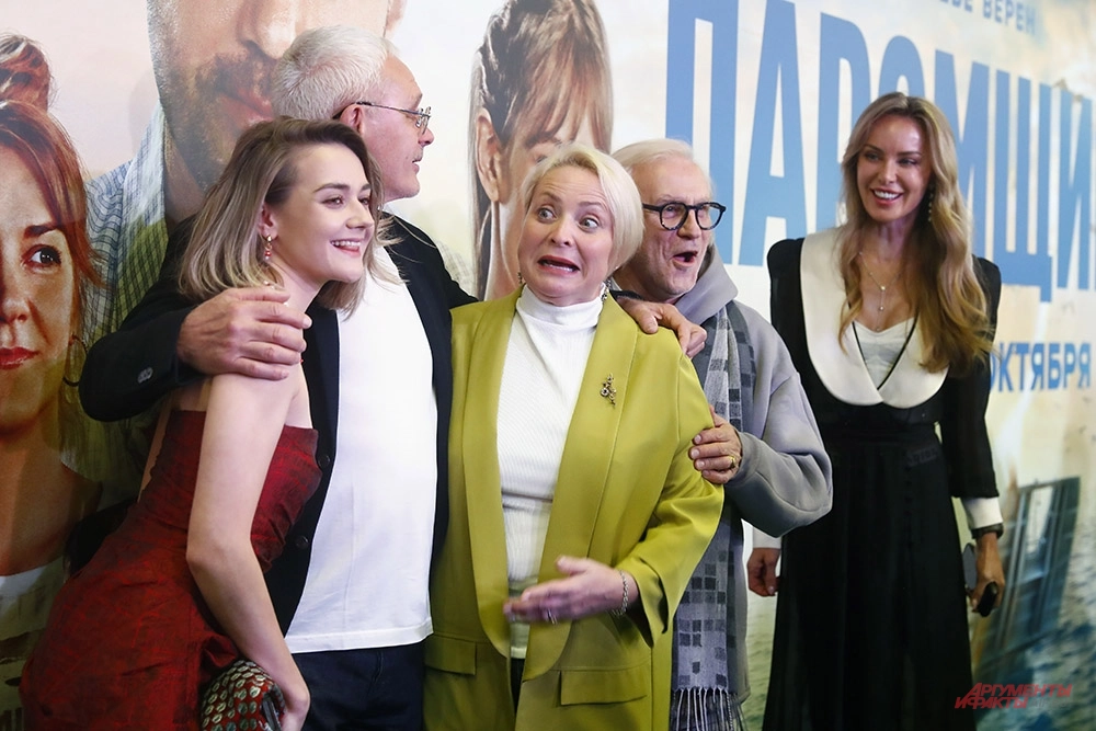 Диана Деева, Федор Попов, Светлана Пермякова, Евгений Воскресенский и Наталья Попова (слева направо) на премьере фильма «Паромщик».