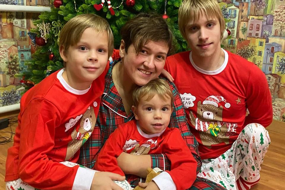 Ольга Комарова с Сашей, Димой и Верой.