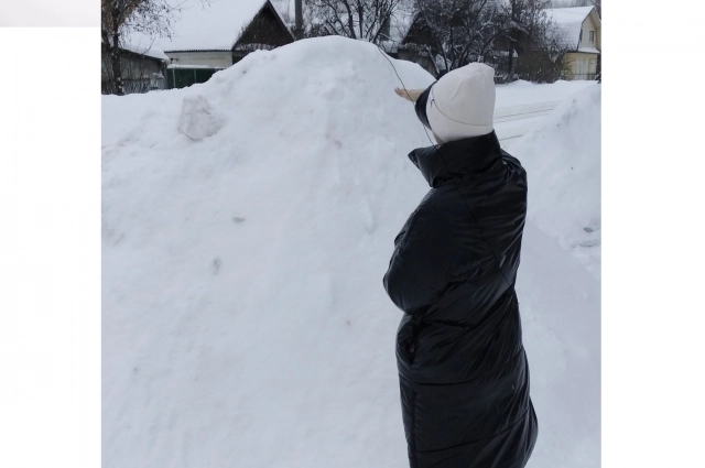 Сугробы на улице Туполева ростом с человека.