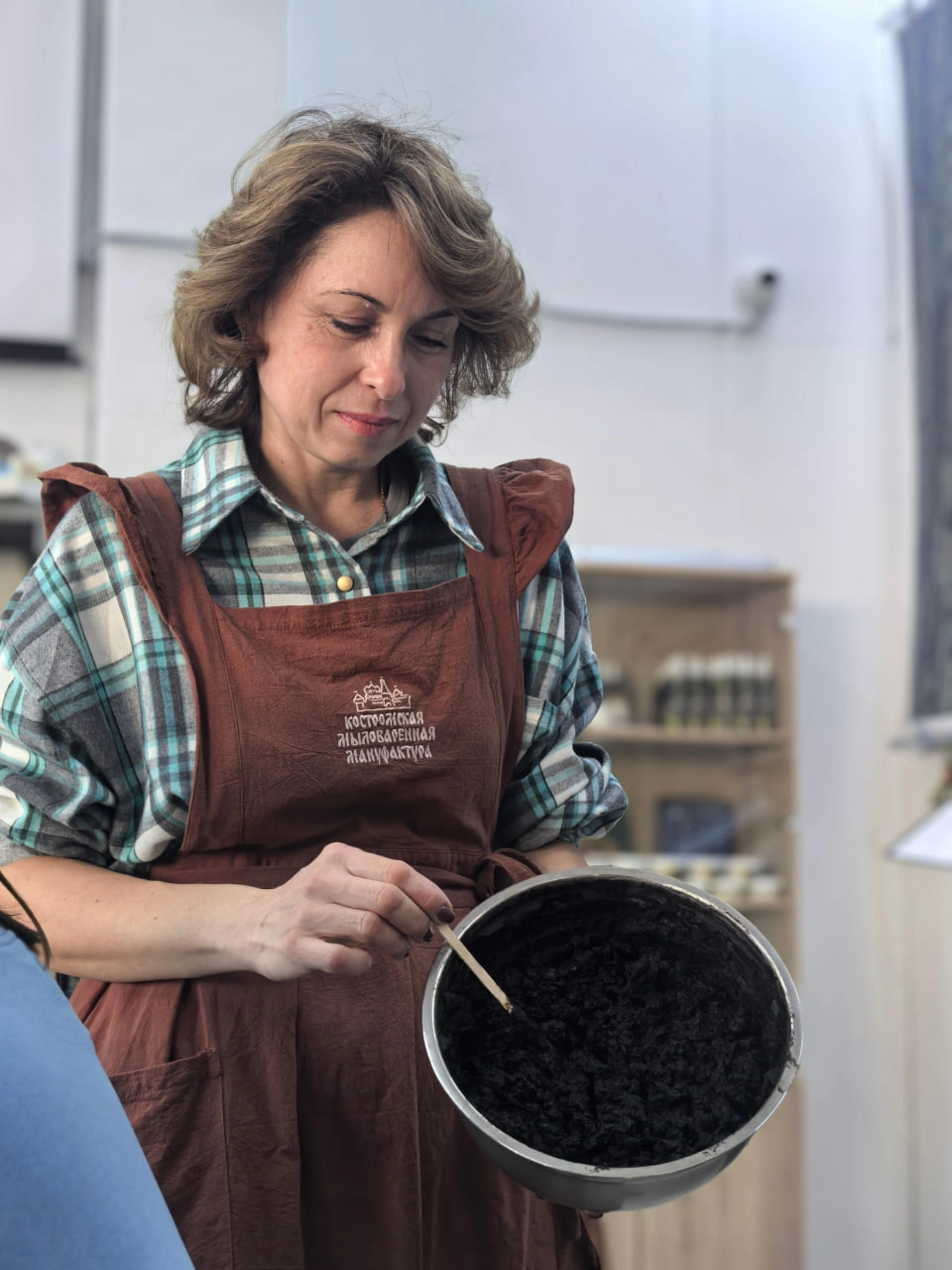 Сапропель быстро впитывается в кожу и насыщает её кислотами.