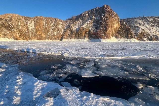 Та самая трещина во льду, унёсшая жизни восьми человек. 