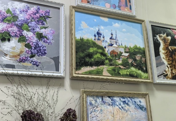 В окружении Евгения Петровича - уютные комнатки Дома милосердия.