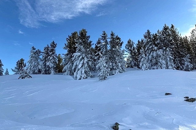 Снежный покров просдержится на горах еще долго.