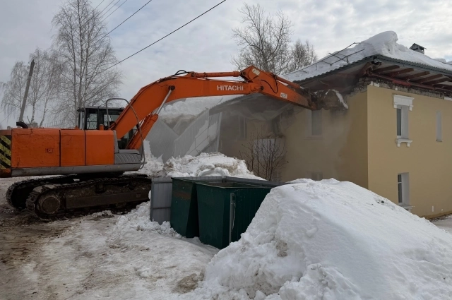 В Александровске разбирают завал после падения крыши.