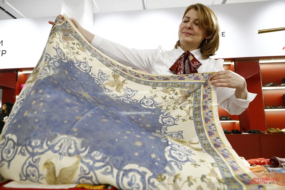 Актуальны также платки и шарфики пастельно голубого оттенка.