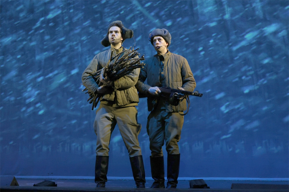 Тимофей Клявер (слева) в спектакле «Ты у меня одна» Московского Губернского театра.