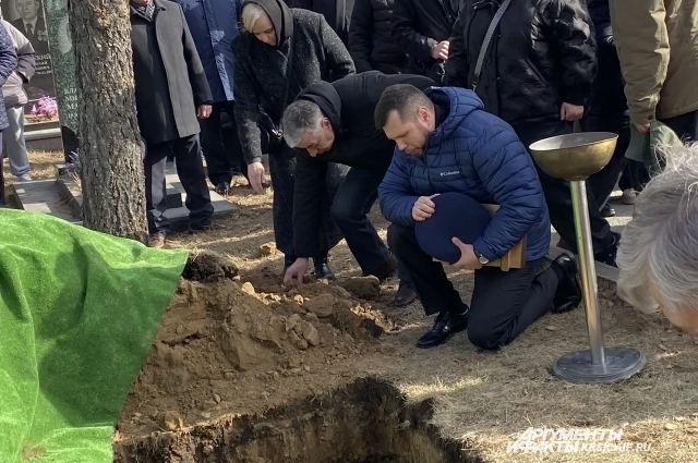 Прощаясь с отцом Артем Швыткин прижимал к сердцу его фуражку. 