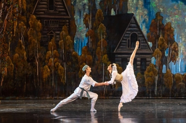 Балтыр (Антон Полодюк) и девушка-птица Сююмбике (Аманда Гомес. 