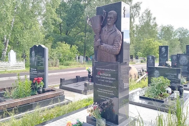 Практически ежедневно на некоторые могилы приносят цветы.