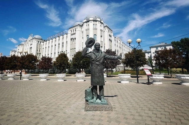 Памятник Юрию Деточкину у железнодорожного вокзала.