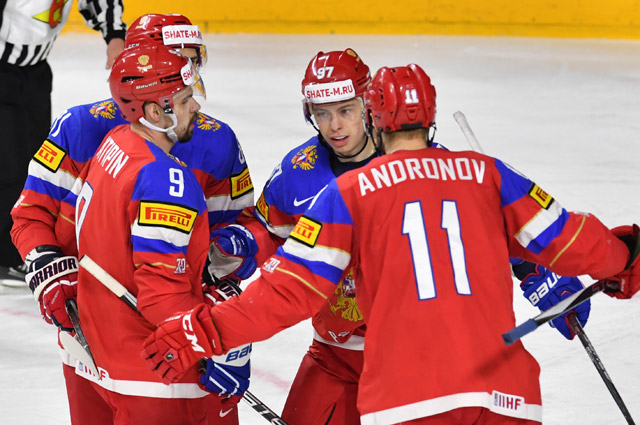 Игроки сборной России радуются заброшенной шайбе в матче за третье место чемпионата мира по хоккею 2017 между сборными командами России и Финляндии.
