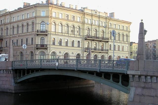 Одно из знаковых мест Санкт-Петербурга, которое обросло легендами за счёт своего названия.