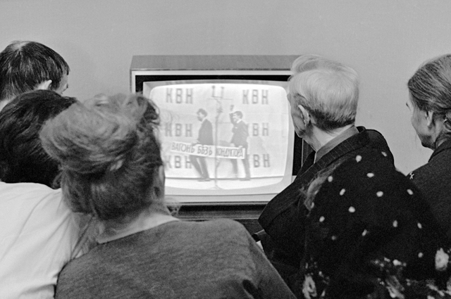 Московская семья смотрит телепередачу «КВН», 1960-е годы.