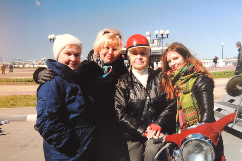 Лия Яковлевна с близкими (слева от Клюйковой дочь Мария, справа внучка Настя)