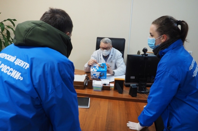 Владимир Грязнов показал волонтёрам, куда крепится фильтр.