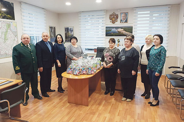 В рамках акции «Ёлка желаний» для малообеспеченных детей работники лесхоза передали через администрацию района 50 новогодних подарков.