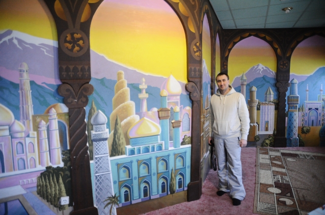 В убранстве присутствуют элементы арабской и турецкой архитектуры, главный зал отделан белым мрамором.