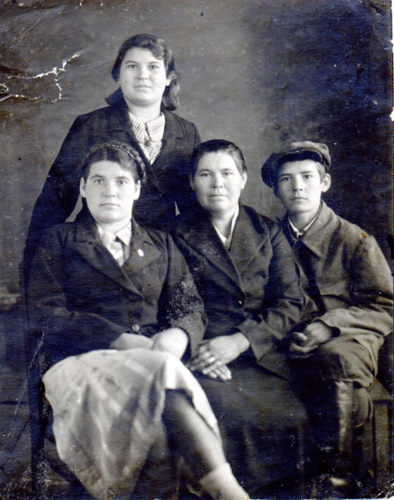 1942 год. С мамой и старшими сёстрами Зиной и Ниной.