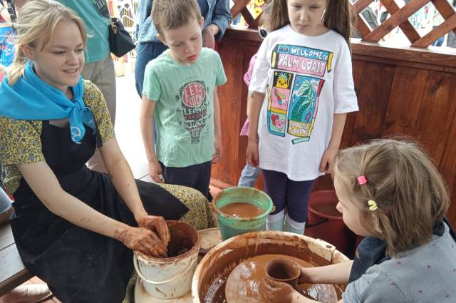 Мастер по народным промыслам учила гостей изготавливать керамику.