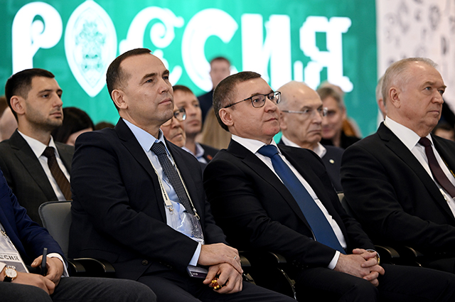 Вадим Шумков, губернатор Курганской областиВладимир Якушев, полномочный представитель президента РФ в Уральском федеральном округеСергей Катырин, президент торгово-промышленной палаты РФ.