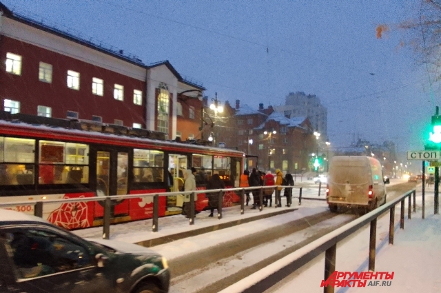 На улице Горького встали трамваи.