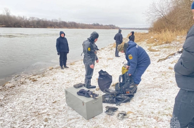 В поисковых мероприятиях сейчас задействован 21 человек, в том числе водолазная группа Кировской областной пожарно-спасательной службы.