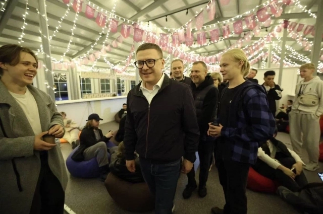 Губернатор Алексей Текслер на «Атомном выпускном» в 2025 году.